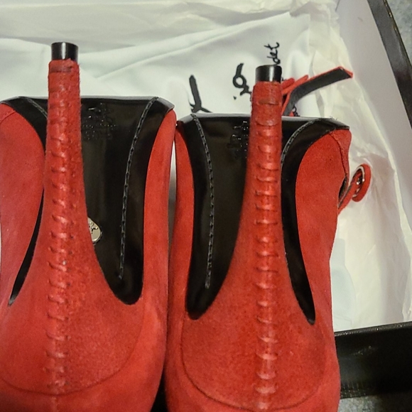Alice and Olivia EUC scarlet Makayla pumps 38.5 (run small) - Picture 7 of 7